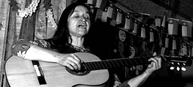 Violeta Parra y el canto de Wallmapu .