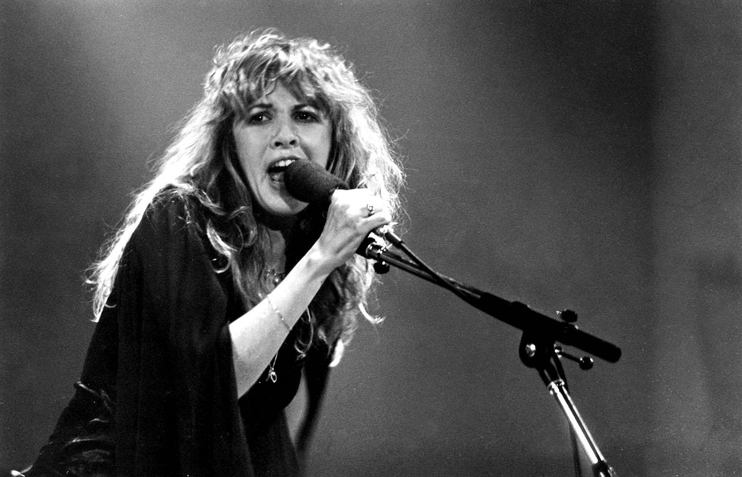 STEVIE NICKS: UNA MUJER LLEVADA POR EL VIENTO