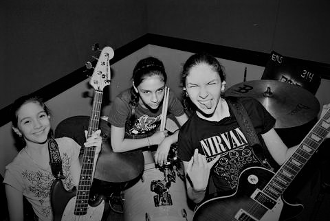 GRADUACIÓN EN EL ESCENARIO : ESCUELA CHICAS ROCK EN VIVO