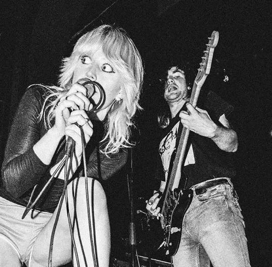 SIN ANESTESIA : AMYL & THE SNIFFERS Y SU NUEVO ÁLBUM CARTOON DARKNESS